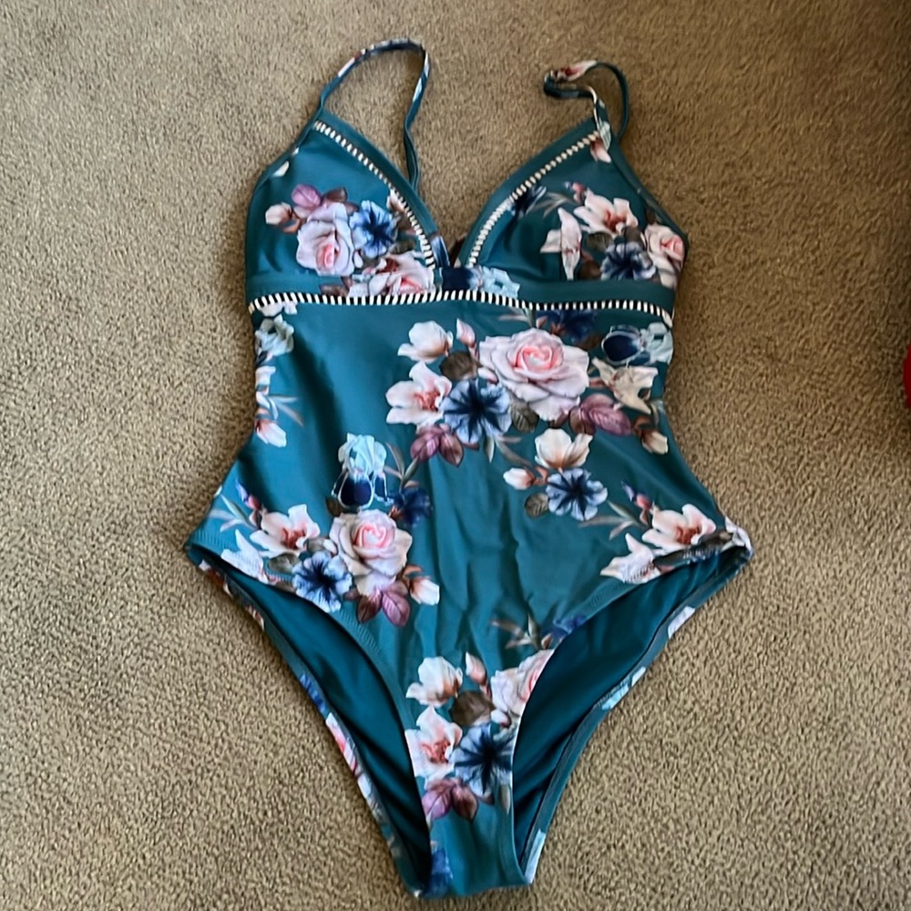 Cupshe Green Floral One Piece Swimsuit with Plunging Neckline - Picture 3 of 5